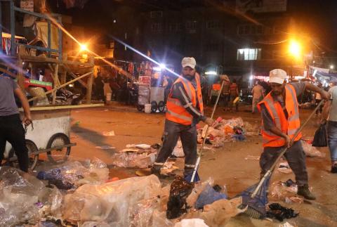 بلدية خان يونس تجمع وتُرحل 1,100 طن من النفايات الصلبة خلال ليلة وإجازة العيد