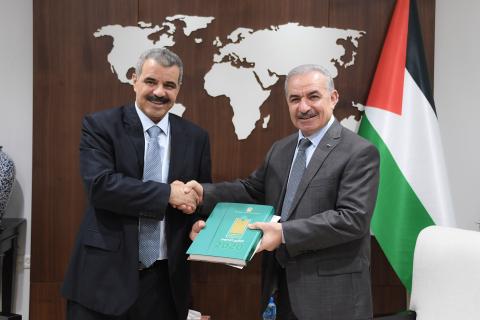   اشتية يتسلم التقرير السنوي لديوان الرقابة المالية والإدارية للعام 2020