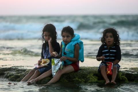 شاطئ بحر مدينة دير البلح وسط قطاع غزة