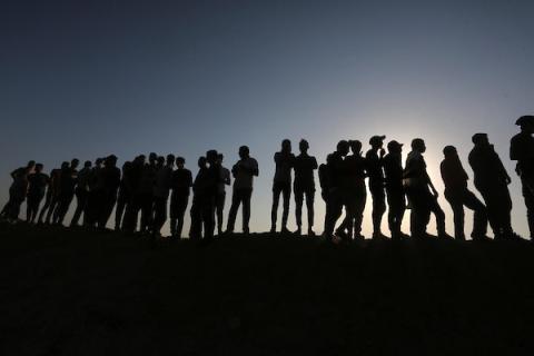 مواجهات بين المتظاهرين الفلسطينيين وقوات الاحتلال الإسرائيلي على الحدود شرق مدينة خانيونس جنوب قطاع غزة