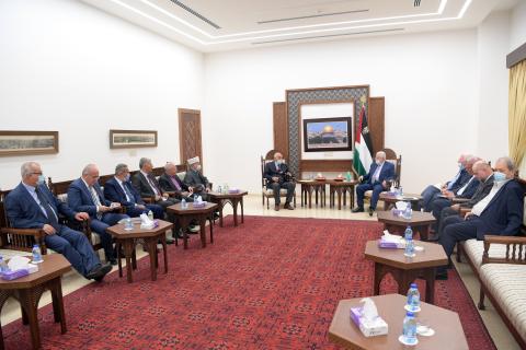 أبومازن يستقبل وفد النوايا الحنسة لإنهاء الانقسام.JPG