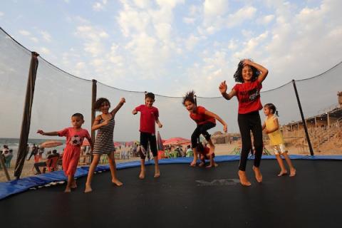 فلسطينيون يستمتعون بأوقاتهم على شاطئ البحر في مدينة دير البلح وسط قطاع غزة.29