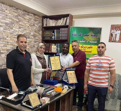 التجمع الفلسطيني للوطن و الشتات يكرم مديرة "جمعية مصر أفريقيا" لجهودها اتجاه القضية 