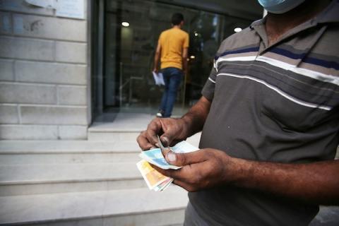 الفلسطينيون المتضررون من العدوان الإسرائيلي الأخير على غزة يستلمون مساعدات مالية