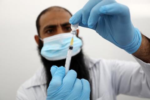 فلسطينيون يتلقون اللقاح ضد مرض فيروس كورونا في مدينة خانيونس جنوب قطاع غزة(1)