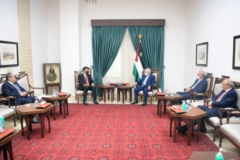 الرئيس أثناء لقاء السفير التونسي الحبيب بن فرح.JPG