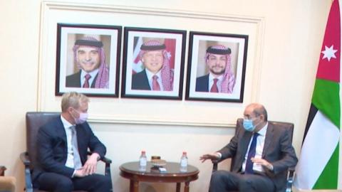 ، أيمن الصفدي (يمين) مع المبعوث الخاص للاتحاد الأوروبي لعملية السلام في الشرق الأوسط، سفين كوبمانس