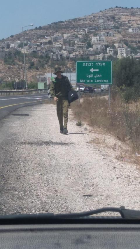 اعتقال فلسطيني يرتدي زي عسكري إسرائيلي وبحوزته سلاح قرب مستوطنة شمال رام الله