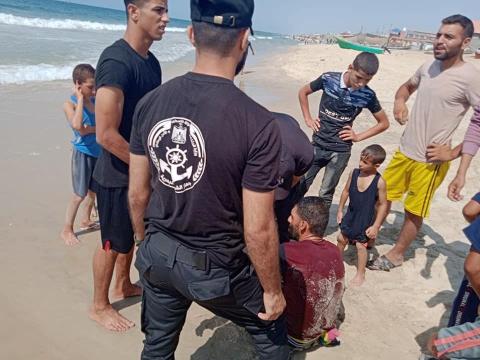  الشرطة البحرية تُنقذ مواطناً من الغرق على شاطئ رفح