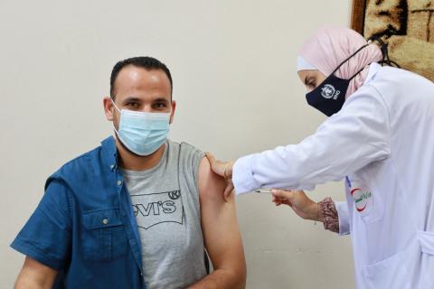 تطعيم المواطنين ضد فيروس كورونا في المركز الوطني للأمراض الجلدية برام الله 2