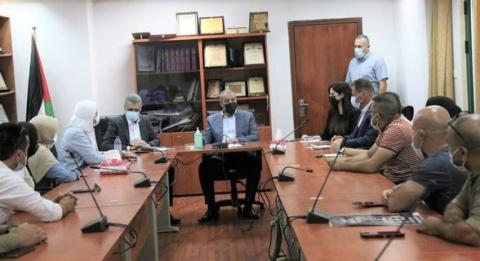 الوزير حسين الشيخ يستقبل عدد من المواطنين المتقدمين لمعاملات لم الشمل في مقر الهيئة بمدينة رام الله