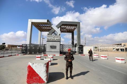 قوات الأمن الفلسطينية تقف على بوابة معبر رفح جنوب قطاع غزة بعد إغلاقه من قبل السلطات المصرية