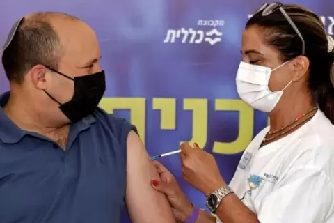 رئيس الوزراء الإسرائيلي نفتالي بينيت يتلقى جرعة ثالثة معززة من اللقاح المضاد لفيروس كورونا في مستشفى مئير العام قرب تل أبيب