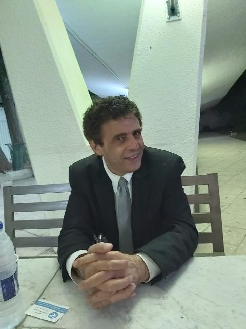 الشاعر والمترجم أحمد يعقوب