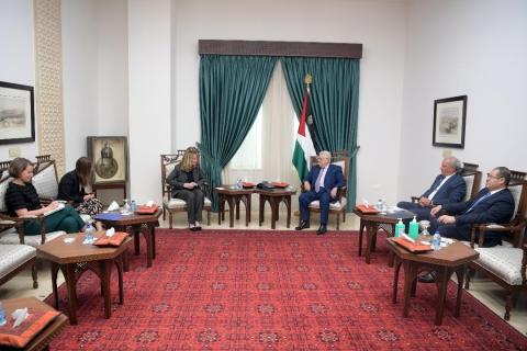 أبومازن أثناء لقائه القنصل العام البريطاني ديان كورنر
