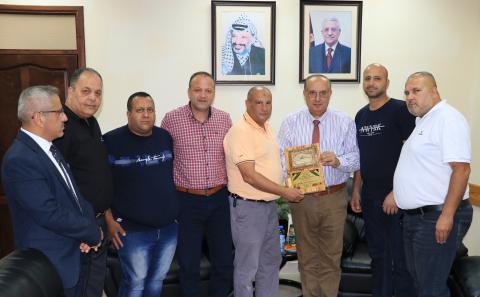 أبو مويس يستقبل أسرى محررين ويؤكد على الحق المقدس في تأمين التعليم العالي للأسرى