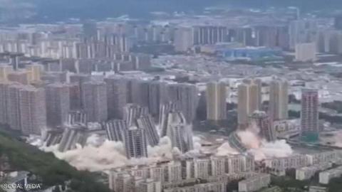 لحظات تدمير الأبراج المهجورة في الصين.JPG