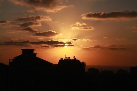 غروب الشمس فوق بحر مدينة غزة