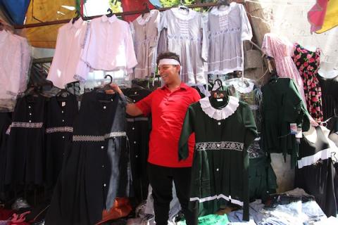 فلسطينيون يتسوقون تحضيرا للعام الدراسي الجديد في غزة - تصوير: عمر اشطاوي 