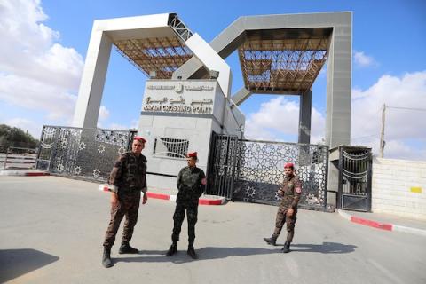 قوات الأمن الفلسطينية تقف على بوابة معبر رفح جنوب قطاع غزة بعد إغلاقه من قبل السلطات المصرية