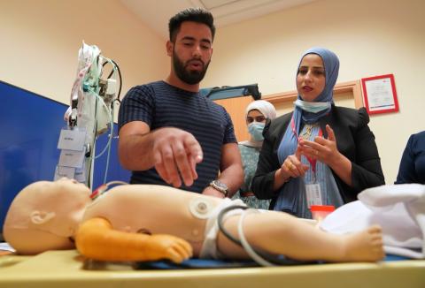مركز القلب في الجامعة العربية الأمريكية يعقد دورة إنعاش قلب متقدمة للأطفال لكادر طبي وصحي من مستشفى النجاح الوطني الجامعي