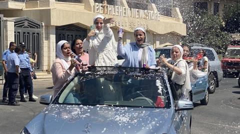 طلبة الثانوية العامة يحتفلون بنجاحهم  