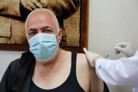 تطعيم المواطنين ضد فيروس كورونا في المركز الوطني للأمراض الجلدية برام الله