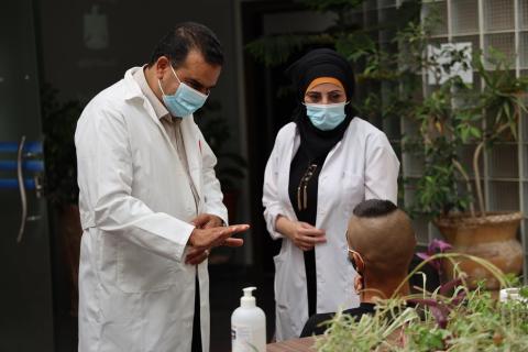 تطعيم المواطنين ضد فيروس كورونا في المركز الوطني للأمراض الجلدية برام الله 3