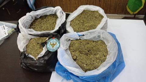 القبض على مواطنة اخفت 4 كغم من مادة يشتبه انها مخدرة داخل منزلها في قلقيلية