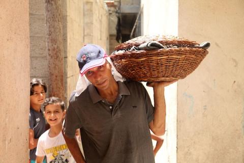  الشاب الفلسطيني أحمد علي يصنع فطير مشلتت في متجره بمخيم الشاطئ غرب غزة - تصوير: عمر اشطاوي