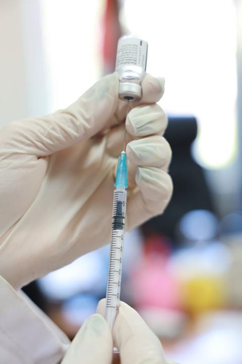 تطعيم المواطنين ضد فيروس كورونا في المركز الوطني للأمراض الجلدية برام الله 11