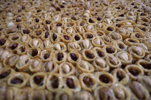  بائعون يحضرون الحلويات في غزة استعدادا لإعلان نتائج الثانوية العامة توجيهي فلسطين 2021  .  تصوير: أشرف عمرة