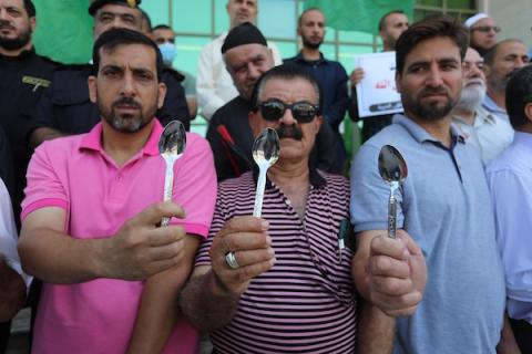  فلسطينيون يشاركون في وقفة تضامنية مع الاسرى في السجون الاسرائيلة، في مدينة خان يونس جنوب قطاع غزة