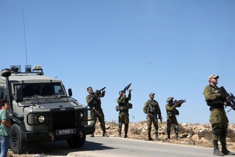 الجيش الإسرائيلي يقمع مسيرة نظمها نشطاء فلسطينيين وأجانب، ضد الاستيطان وقطع امدادات المياه على القرى الفلسطينية في الخليل