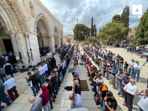 صلاة الجمعة في باحات المسجد الأقصى المبارك 1
