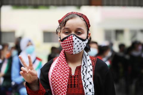 الطالبة الفلسطينية فرح إسليم التي بترت ساقها جراء غارة إسرائيلية خلال التصعيد الإسرائيلي الأخير تعود إلى مدرستها بعد تركيب طرف صناعي لها في الأردن