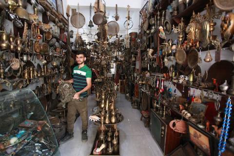    محل (المملوك) وسط سوق فراس الشعبي في مدينة غزة لصاحبه أشرف المملوك (44 عاماً) والذي يختص فقط في بيع القطع التراثية الفلسطينية القديمة