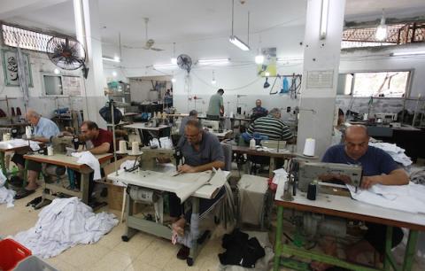 مصانع الخياطة تستأنف عملها في القطاع بعد توقف استمر أشهر