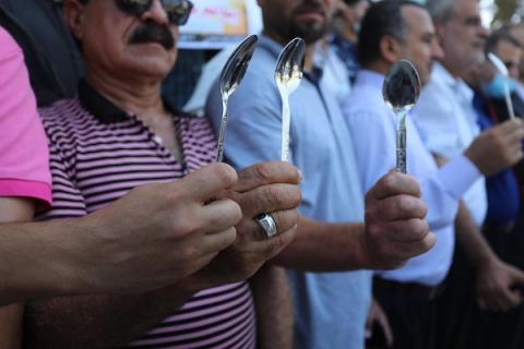 فلسطينيون يشاركون في وقفة تضامنية مع الاسرى في السجون الاسرائيلة، في مدينة خان يونس جنوب قطاع غزة