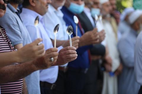    فلسطينيون يشاركون في وقفة تضامنية مع الاسرى في السجون الاسرائيلة، في مدينة خان يونس جنوب قطاع غز