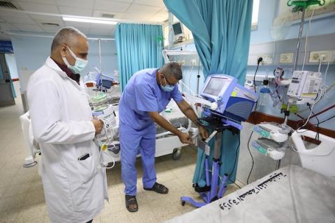     أطباء فلسطينيون يجهزون غرف العناية المركزة الخاصة بمرضى الكورونا جنوب قطاع غزة