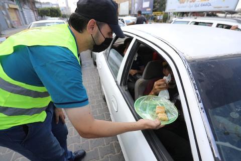 فلسطينيون يوزعون حلويات بعد فرار ستة أسرى فلسطينيين ، في مدينة غزة