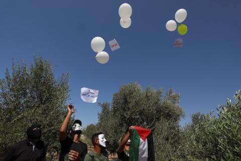 فلسطينيون من وحدة أبناء الزواري يطلقون البالونات الحارقة بالقرب من الحدود الشرقية لقطاع غزة 9