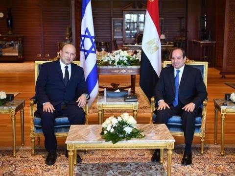 رئيس وزراء إسرائيلي يلتقي علنًا برئيس مصر