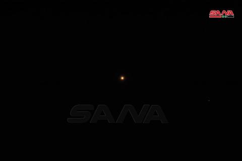 الدفاعات الجوية  السورية تتصدى لـصواريخ في سماء دمشق