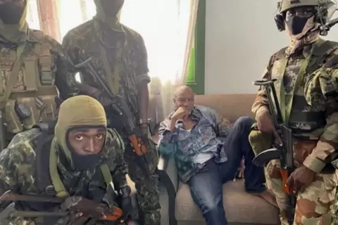جنود من القوات الخاصة في غينيا وهم يعتقلون الرئيس ألفا كوندي (مجلة جون أفريك)