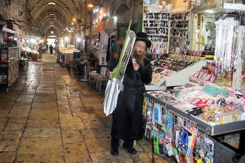   الاحتلال يعتدي على عدد من المواطنين ويعتقل شابا في القدس