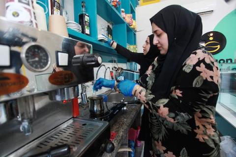 أحلام خضرة عَرفت ذوق زبائنها بكل "حب" فصنعت أشهى الحلويات