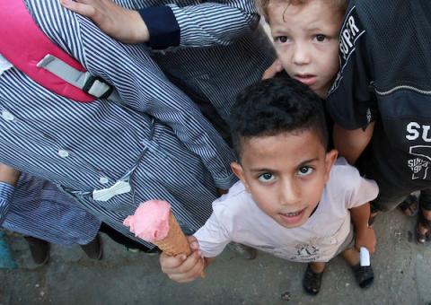  مثلجات مجانية توزع البسمة بين أطفال غزة