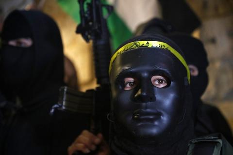 مسلحون فلسطينيون خلال مظاهرة دعم للأسرى في مدينة جنين